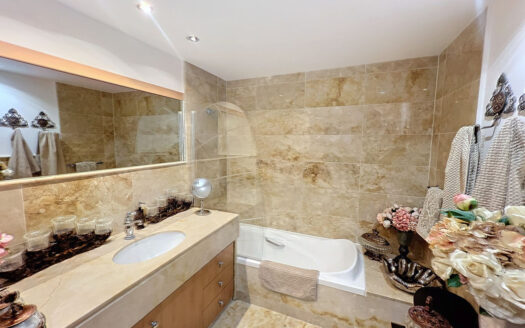 3 bedroom Apartment in Altos De Los Monteros
