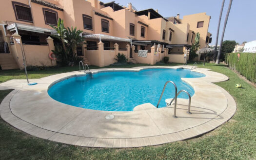 4 bedroom House in Casares Playa