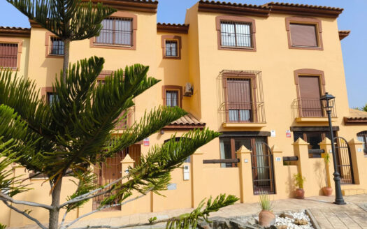 4 bedroom House in Casares Playa