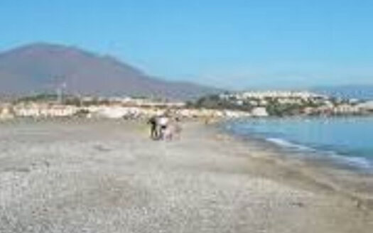 4 bedroom House in Casares Playa